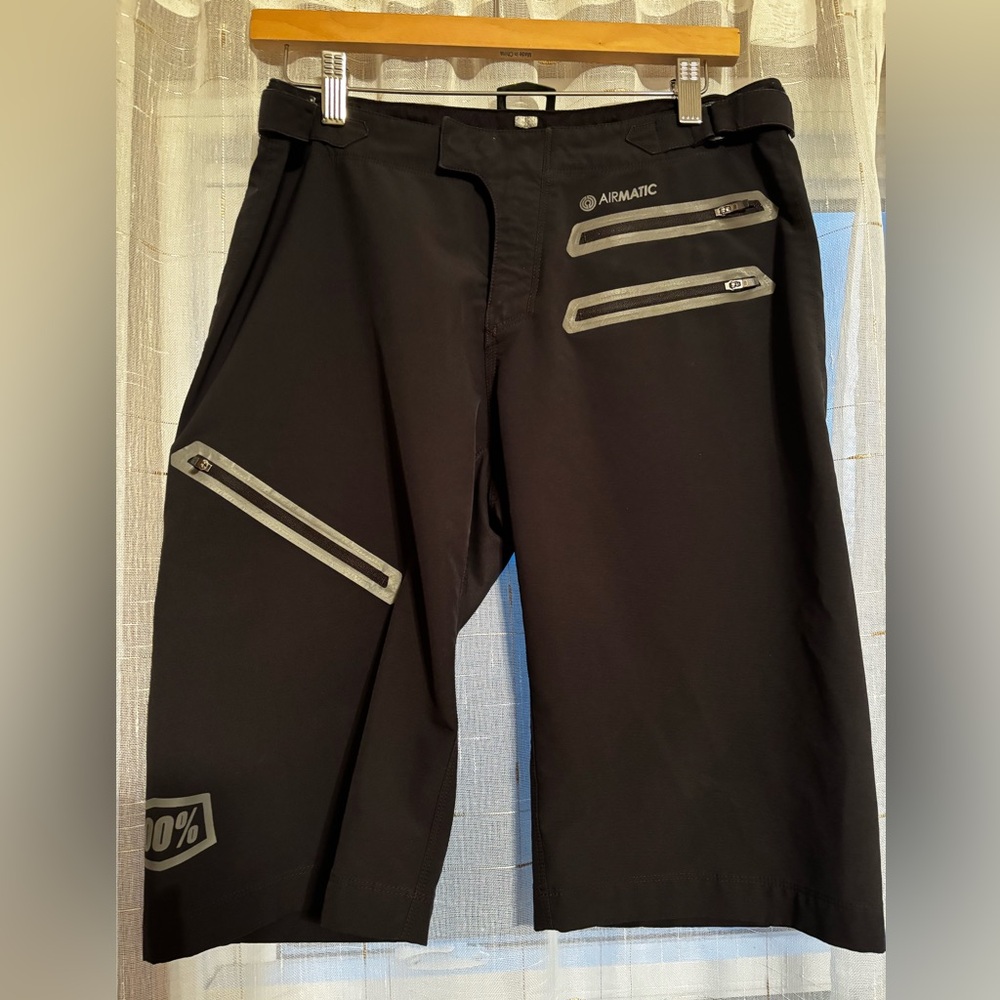 - 100% Airmatic Mountain Bike Riding Shorts Women’s Large Black Stretch Mesh